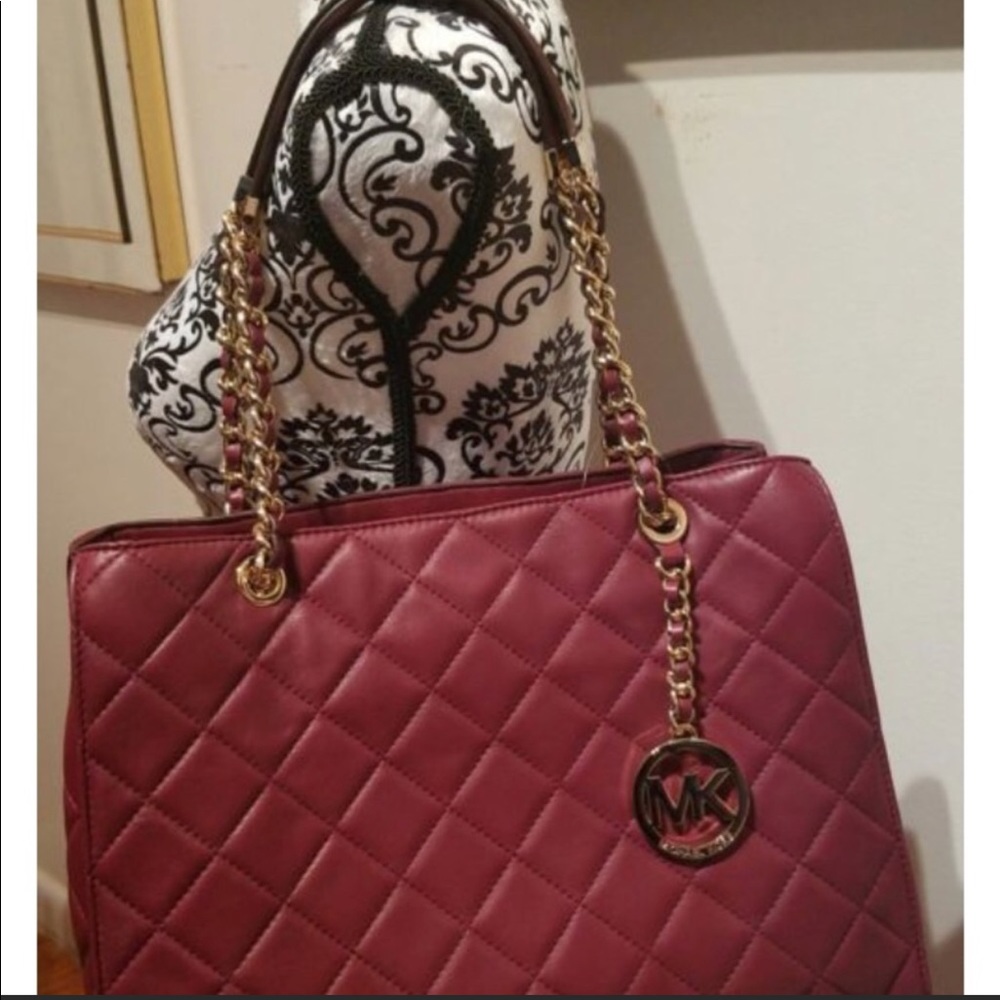 MK large Susannah tote in Merlot color